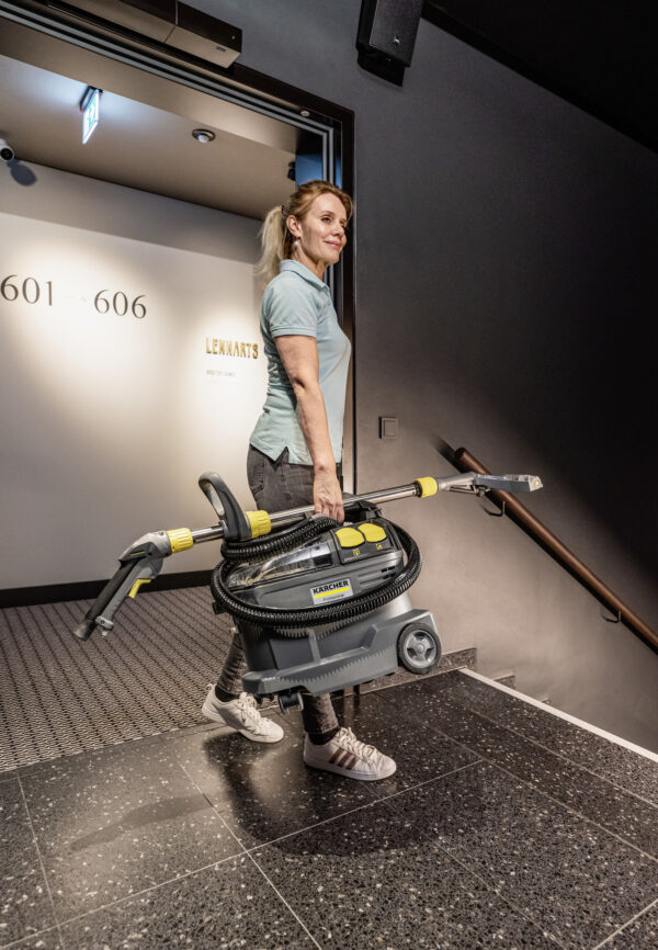 Професионален Екстрактор Karcher Puzzi 8/1 C   с подова дюза - Image 5